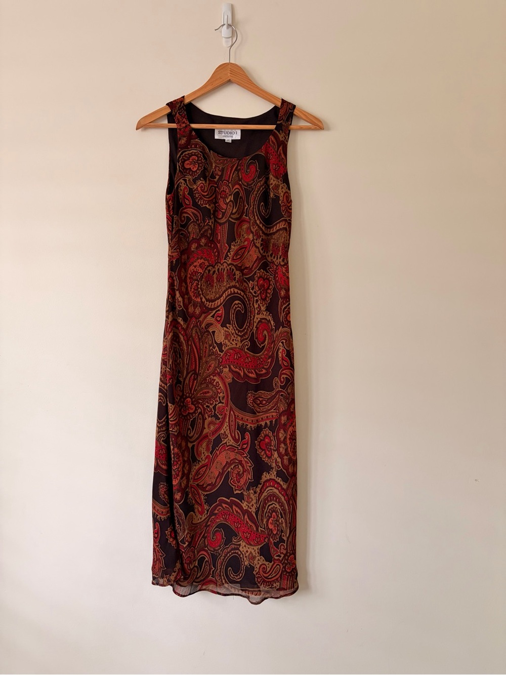 90s Studio I Paisley Sleeveless Maxi Dress in Red and Brown